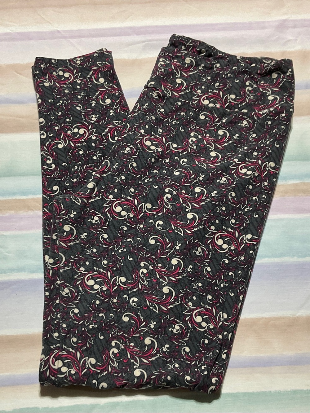 LuLaRoe Size XL Tall & CurvyBlack Leggings with Cream and Burgundy Swirl